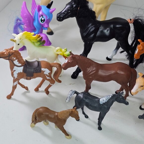 Set Of 16 Assorted Plastic Toy Horses & Unicorns Kids Play Carpet Herd - Picture 2 of 9